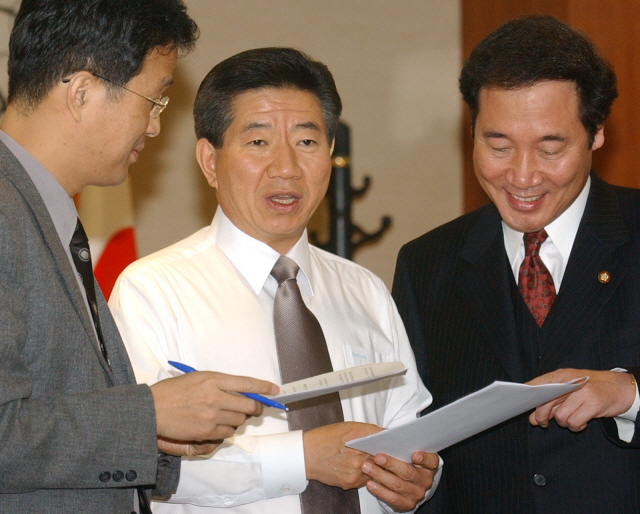 2002년 11월 새천년민주당 당사에서 노무현(가운데) 대선 후보와 이낙연(오른쪽) 대변인이 방송녹화용 원고 독회를 하고있다./연합뉴스