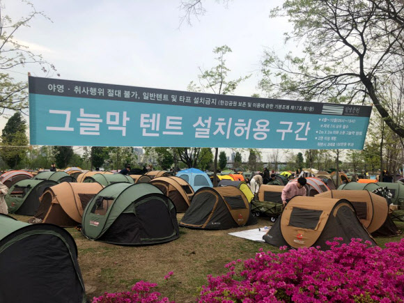 주말 ‘텐트촌’으로 변신한 여의도 한강공원