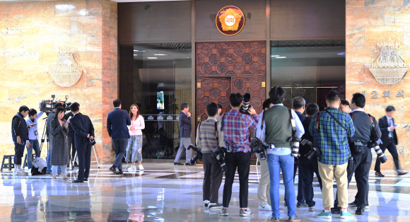 휴일인 28일 오전 더불어민주당 의원들과 당직자들이 비상대기중인 국회 제2회의장앞에 취재진들이 진을 치고 있다. 2019.4.28    김명국선임기자 daunso@seoul.co.kr