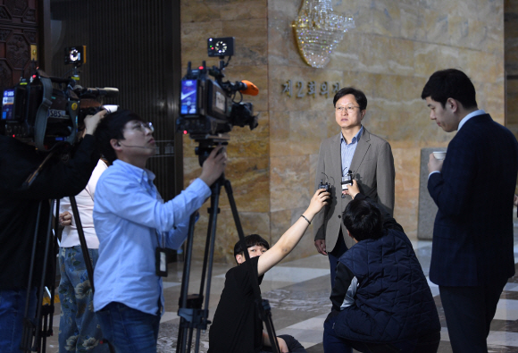 휴일인 28일 오전 더불어민주당 의원들과 당직자들이 비상대기중인 국회 제2회의장앞에서 강병원원대대변인이 인터뷰를 하고있다. 2019.4.28    김명국선임기자 daunso@seoul.co.kr