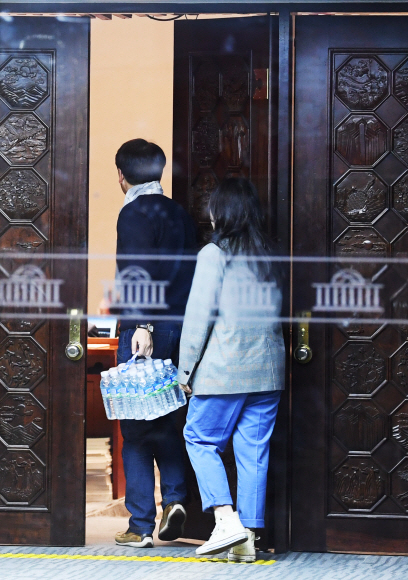 휴일인 28일 오전 더불어민주당 의원들과 당직자들이 비상대기중인 국회 제2회의장앞에 박용진의원과 당직자가 생수를 들고 입장하고 있다. 2019.4.28    김명국선임기자 daunso@seoul.co.kr