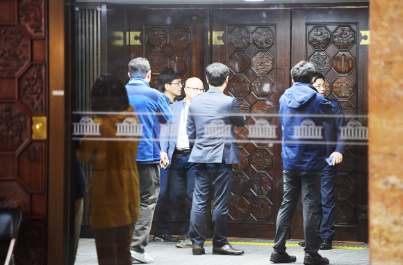 휴일인 28일 오전 더불어민주당 의원들과 당직자들이 비상대기중인 국회 제2회의장앞에 당직자들이 들락거리고 있다. 2019.4.28    김명국선임기자 daunso@seoul.co.kr