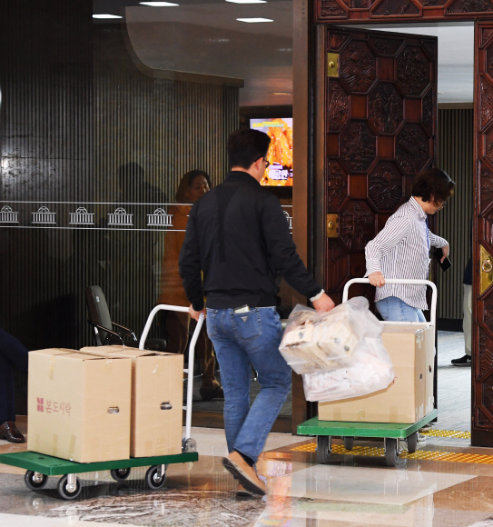 휴일인 28일 오전 더불어민주당 의원들과 당직자들이 비상대기중인 국회 제2회의장에 도시락이 들어가고  있다. 2019.4.28    김명국선임기자 daunso@seoul.co.kr