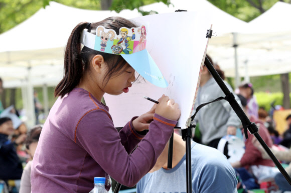 그림 그리는 어린이 화백