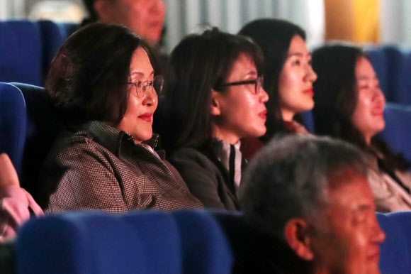 김정숙 여사, 영화 ‘생일’ 관람