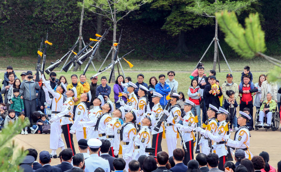 멋지군! 해군의장대 솜씨