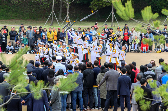 멋지군! 해군의장대 솜씨