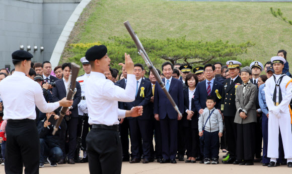 해군의장대 공연 관람하는 이 총리