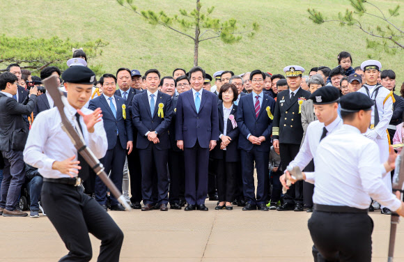 해군의장대 공연 관람하는 이 총리