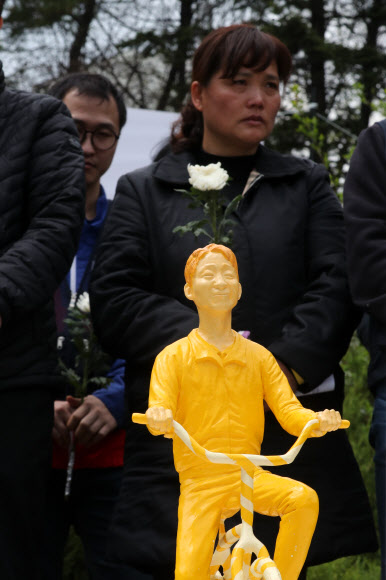 눈물 삼키는 고(故) 김용균의 어머니