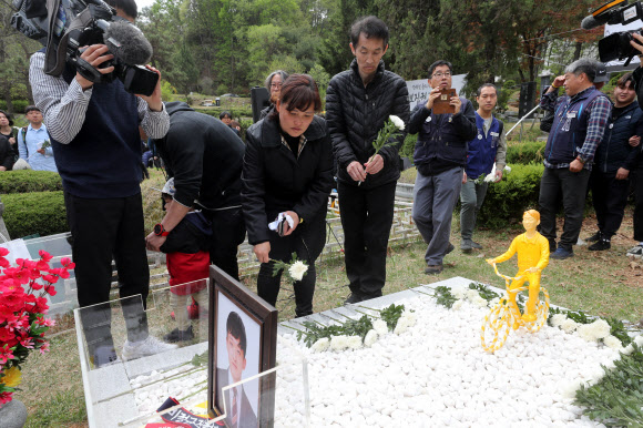 헌화하는 고(故) 김용균의 부모