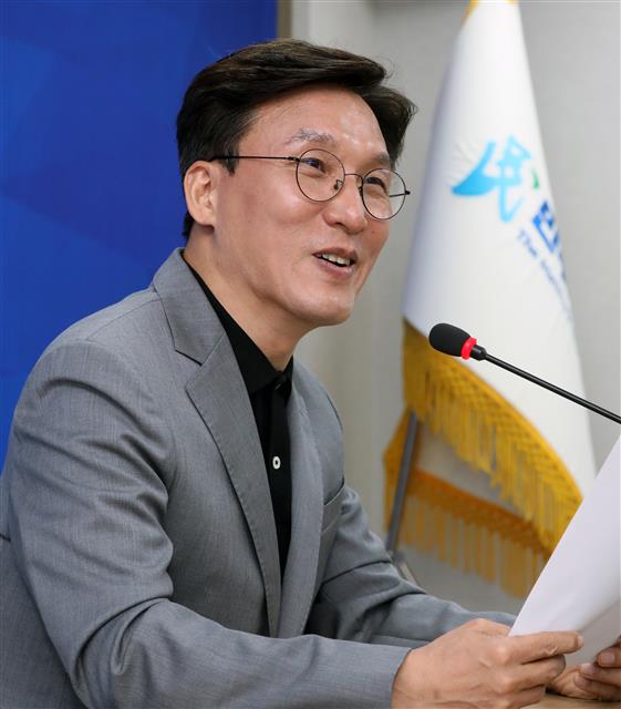 미소짓는 김민석 더불어민주당 의원