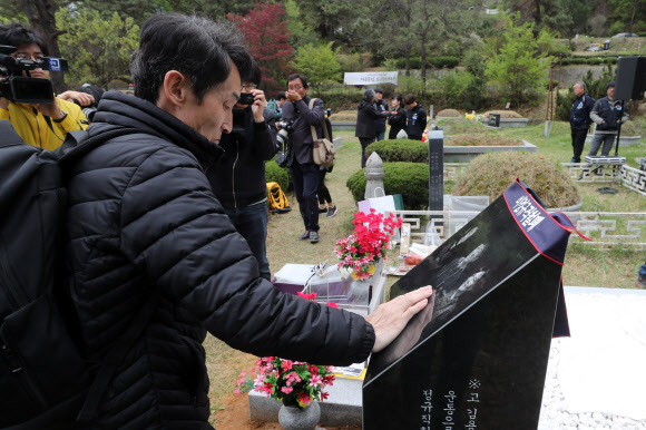 아들 쓰다듬는 아버지