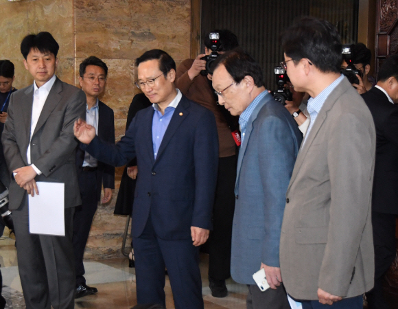 휴일인 28일 오전 더불어민주당 의원들과 당직자들이 비상대기중인 국회 제2회의장앞에서 홍영표 원내대표가 기자회견을 하고 있다. 기자회견도중 이해찬대표가 회의장으로 들어서고 있다.2019.4.28    김명국선임기자 daunso@seoul.co.kr