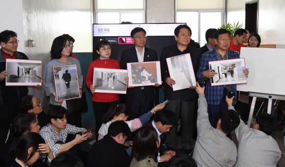 자유한국당 의원들이 28일 서울 여의도 국회 정치개혁특별위원회 회의장 앞에서 민주당의 폭력에 관한 기자회견을 하고 있다.2019.4.28 김명국 선임기자 daunso@seoul.co.kr