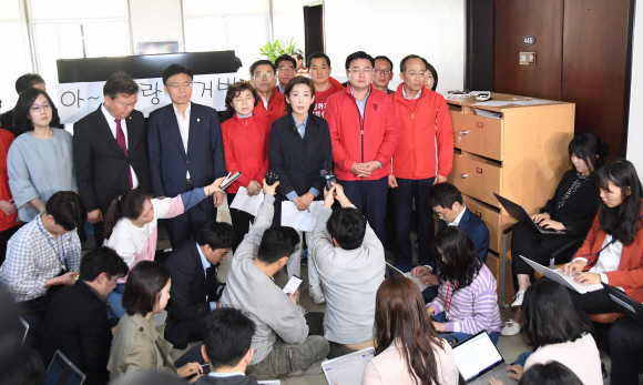 나경원 자유한국당 원내대표가 28일 서울 여의도 국회 정치개혁특별위원회 회의장 앞에서 입장을 밝히고 있다. 2019.4.28 김명국 선임기자 daunso@seoul.co.kr