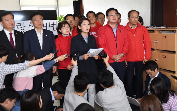 나경원 자유한국당 원내대표가 28일 서울 여의도 국회 정치개혁특별위원회 회의장 앞에서 입장을 밝히고 있다. 2019.4.28 김명국 선임기자 daunso@seoul.co.kr