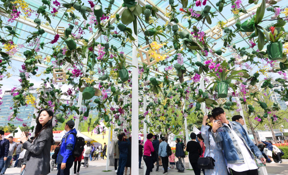 28일 경기 고양시 호수공원에서 열린 고양국제꽃박람회를 찾은 관람객들이 전시된 꽃을 구경하고 있다.  2019.04.28 정연호 기자 tpgod@seoul.co.kr