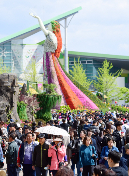 28일 경기 고양시 호수공원에서 열린 고양국제꽃박람회를 찾은 관람객들이 전시된 꽃을 구경하고 있다.  2019.04.28 정연호 기자 tpgod@seoul.co.kr