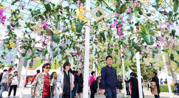 28일 경기 고양시 호수공원에서 열린 고양국제꽃박람회를 찾은 관람객들이 전시된 꽃을 구경하고 있다.  2019.04.28 정연호 기자 tpgod@seoul.co.kr