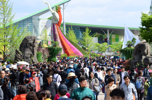 28일 경기 고양시 호수공원에서 열린 고양국제꽃박람회를 찾은 관람객들이 전시된 꽃을 구경하고 있다.  2019.04.28 정연호 기자 tpgod@seoul.co.kr