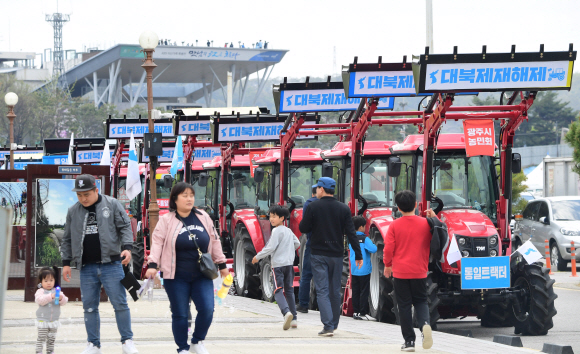 28일 경기도 파주 임진각에 4.27 판문점선언을 기념해 통일트렉터 27대가 세워져 있다. 2019. 4. 28 정연호 기자 tpgod@seoul.co.kr