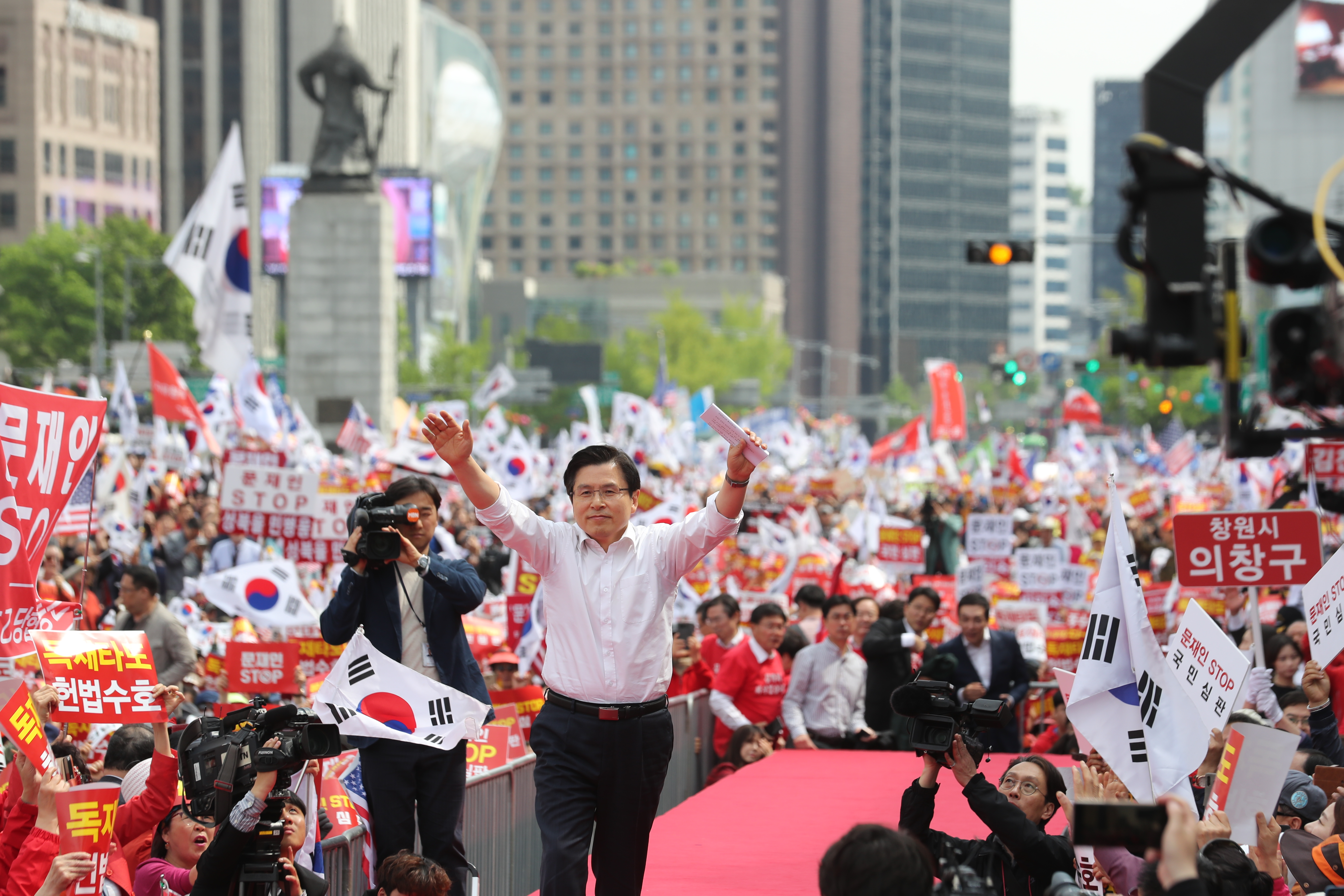 황교안 ‘두손 번쩍’