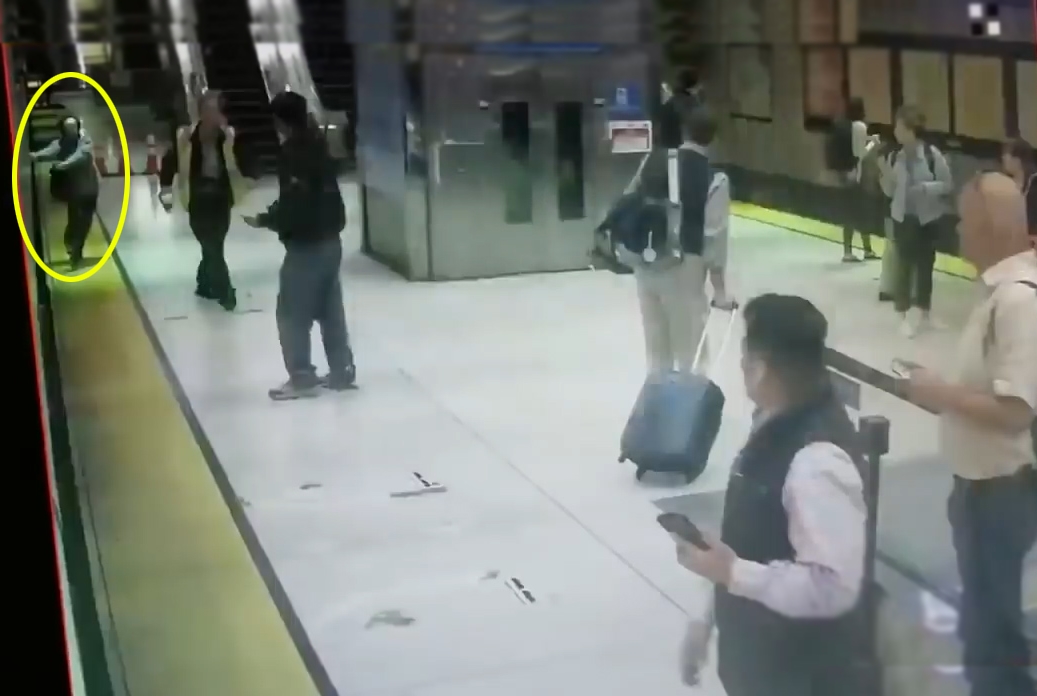 지하철 열차 문 틈에 손이 낀 채 끌려가는 여성 모습(유튜브 영상 캡처)