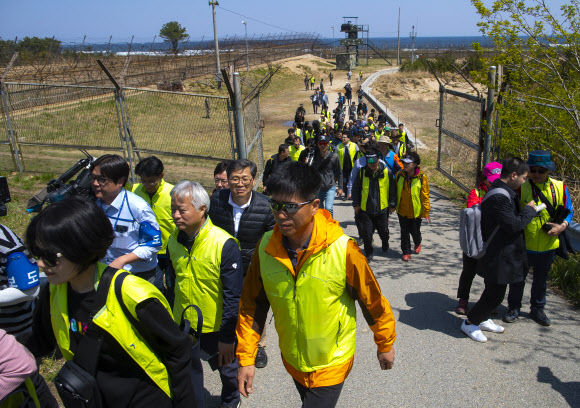 고성 ‘DMZ 평화의길’ A코스 중 2.7㎞ 도보 코스에 나선 탐방객들이 해안철책길을 빠져나오고 있다. 고성 연합뉴스