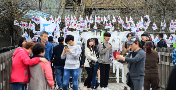 관광객들이 28일 경기 파주시 임진각을 방문해 자유의 다리를 건너고 있다. 정연호 기자 tpgod@seoul.co.kr