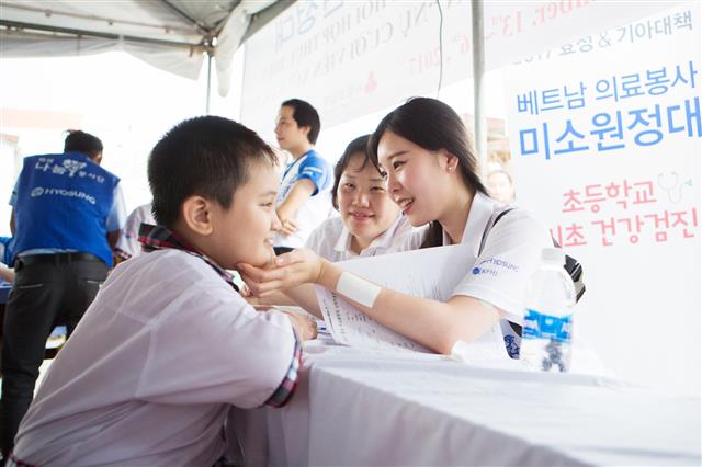 효성 미소원정대가 지난해 베트남 사업장 인근의 동나이성 롱토 지역 주민에게 무료 진료 봉사 활동을 하고 있다. 효성 제공