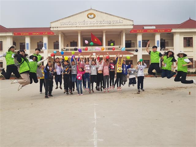 지난 1월 LS 대학생해외봉사단 23기 단원들이 베트남 하이퐁시에서 현지 초등학생들과 함께 기념사진을 찍고 있다. LS그룹 제공