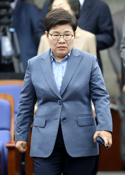 회의장 들어서는 임이자