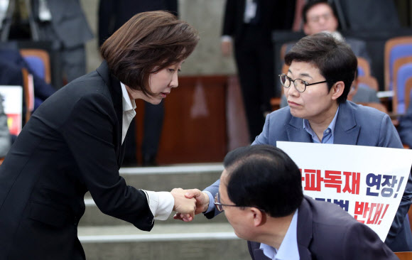 인사하는 나경원과 임이자