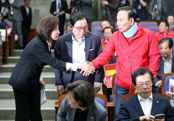 인사하는 나경원과 박덕흠