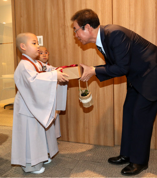 박원순 시장 만난 동자승들