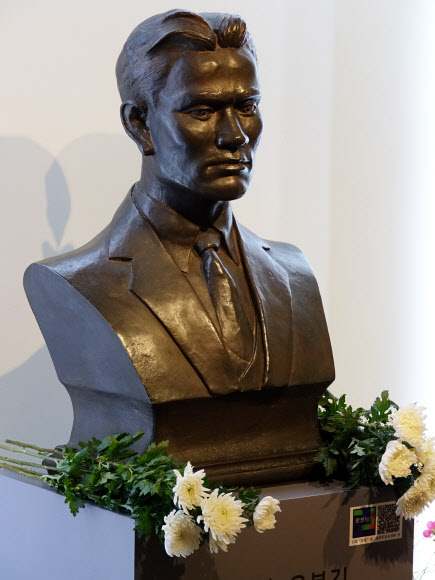 윤봉길 의사 흉상에 놓인 국화