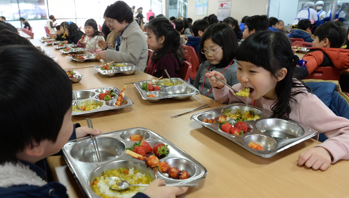급식을 먹고 있는 초등학생들