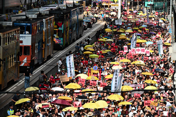 홍콩 시민들이 28일 홍콩 도심에서 홍콩 정부가 입법화를 추진하는 중국과의 범죄인 인도 법안이 정치적으로 악용될 소지가 있다며 이를 철회하라고 대규모 시위를 벌였다. 홍콩 AFP 연합뉴스