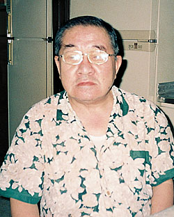 1997년 8월 18일 인천학생 6·25 참전사 편찬위원회 사무실에서 녹음·인터뷰를 하고 있는 안두영.