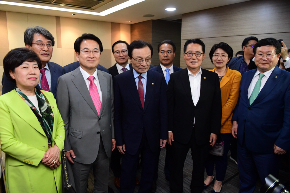 29일 민주평화당 사개특위 위원인 박지원 의원 등 민평당 의원들이 더불어민주당 의원총회를 찾아 페스트트랙 돌입에 합의하며 더불어민주당 이해찬 대표와 인사를 나누고 있다.  2019. 4. 29 정연호 기자tpgod@seoul.co.kr