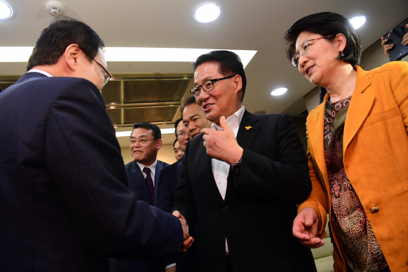 29일 민주평화당 사개특위 위원인 박지원 의원 등 민평당 의원들이 더불어민주당 의원총회를 찾아 페스트트랙 돌입에 합의하며 더불어민주당 이해찬 대표와 인사를 나누고 있다.  2019. 4. 29 정연호 기자tpgod@seoul.co.kr