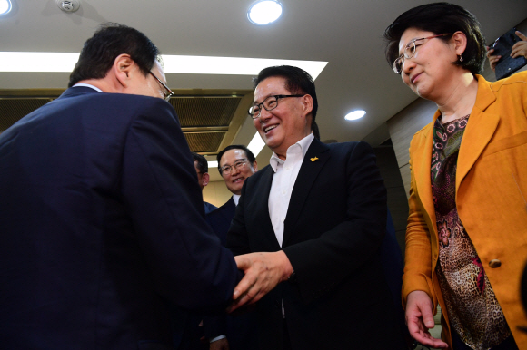 29일 민주평화당 사개특위 위원인 박지원 의원 등 민평당 의원들이 더불어민주당 의원총회를 찾아 페스트트랙 돌입에 합의하며 더불어민주당 이해찬 대표와 인사를 나누고 있다.  2019. 4. 29 정연호 기자tpgod@seoul.co.kr