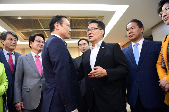 29일 민주평화당 사개특위 위원인 박지원 의원 등 민평당 의원들이 더불어민주당 의원총회를 찾아 페스트트랙 돌입에 합의하며 더불어민주당 홍영표 원내대표와 인사를 나누고 있다.  2019. 4. 29 정연호 기자tpgod@seoul.co.kr