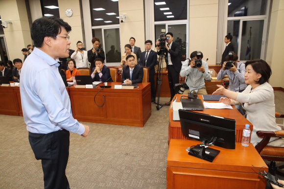 자유한국당 장제원 정치개혁특별위원회 간사가 29일 오후 서울 여의도 국회 정무위원회 회의장에서 열린 정개특위 회의에서 항의하고 있다. 2019.4.29 정연호 기자 tpgod@seoul.co.kr