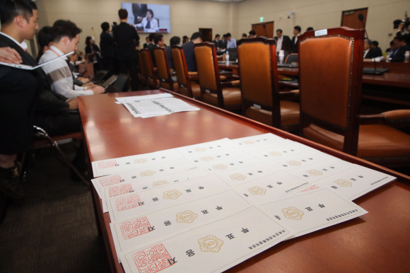 29일 밤 국회 정무위 회의실에서 열린 정치개혁특위에 투표용지가 놓여 있다. 2019.4.29 정연호 기자 tpgod@seoul.co.kr