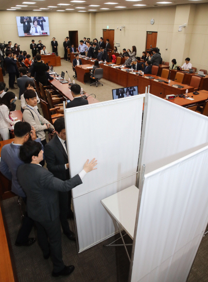 29일 오후 서울 여의도 국회 정무위원회 회의장에 열린 정치개혁특별위원회 회의에 투표소가 설치되어 있다. 2019.4.29. 정연호 기자 tpgod@seoul.co.kr