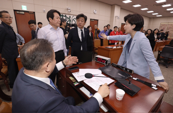 29일 오후 서울 여의도 국회 내 문화체육관광부 회의장에서 열린 사법개혁특별위원회에 자유한국당 정양석, 바른미래당 유의동 의원이 이상민 위원장에게 항의하고 있다. 오른쪽은 더불어민주당 백혜련 의원.2019.4.29. 정연호 기자 tpgod@seoul.co.kr