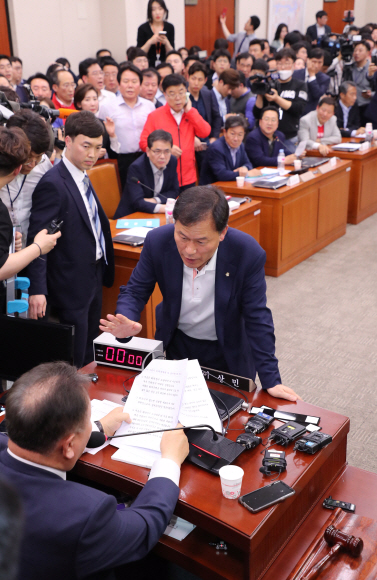 사개특위 회의 장소 바꿔 문체위 회의실실에서 전체회의 열다. 자유한국당 의원들 구호 외치고, 의사진행 발언권 달라고 요구함.2019.4.29. 정연호 기자 tpgod@seoul.co.kr