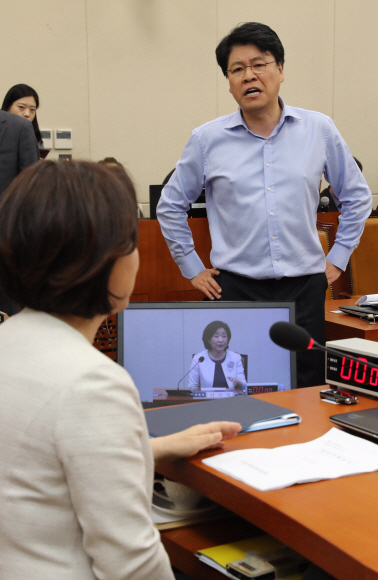 심상정 위원장에게 항의하는 장제원 간사